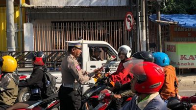 Operasi Patuh Semeru 2024, Polisi Kota Blitar Beri Bunga dan Coklat Bagi Pengendara Tertib