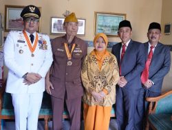 HUT Ke-79 RI Penuh Makna, Mas Pj dan Forkopimda Kota Mojokerto _Door to Door_ Beri Bingkisan ke Rumah