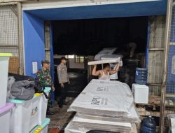 Sinergitas Polres Blitar Bersama TNI Amankan Bilik Suara Pilkada 2024 di Gudang KPU