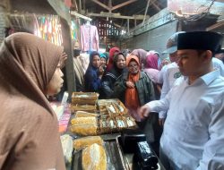 Berkunjung di Pasar Dlanggu, Gus Barra Bersama KH Asep Borong Dagangan Dibagikan ke Warga