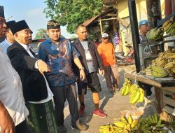 Kunjungi Pasar Gedeg,Paslon Nomor 2 MUBAROK Terus Tebarkan Kebaikan Dengan Memborong Dagangan