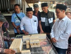 Paslon 2 MUBAROK Kampanye Menyenangkan di Pasar Kutorejo, Borong Dagangan, Pedagang Senang