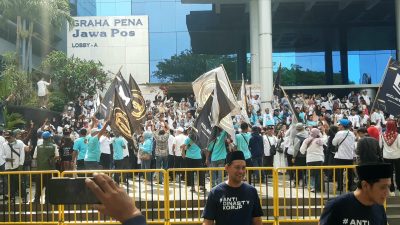 Debat Cabup Kedua, Ribuan Pendukung dan Relawan Paslon MUBAROK Penuhi Halaman Studio JTV