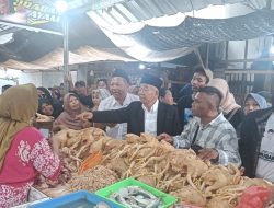 Kiai Asep Bersama Nyai Fadilah Berkunjung ke Pasar Pugeran, Ratusan Warga dan Pedagang Mendapat Berkah