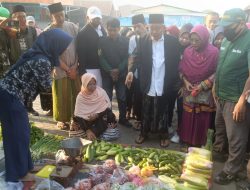 Kampanye Menyenangkan, KH Asep Syaifudin Bersama Istrinya Borong Dagangan di Pasar Kedungmaling