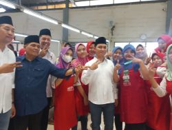 Kunjungi Pabrik MPS Trowulan, Ribuan Karyawan Berebut Foto Bareng Cabup-Cawabup Gus Barra dan dr Rizal