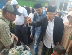 KH Asep Syaifudin Bersama Tim MUBAROK Berbagi Keberkahan di Pasar Dinoyo