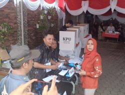 Ning Ita Cawali Kota Mojokerto No Urut 02 Mencoblos di TPS O2 di Lingkungan Suronatan, Kelurahan Magersari