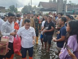 Kunjungi Bencana Banjir di Desa Tempuran, Wakil Bupati Mojokerto Pastikan Penanganan Dikerjakan dengan Baik