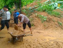 Sinergitas Polisi Bersama TNI dan Warga Bersihkan Tanah Longsor di Ngawi