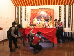 Amankan Imlek, Polres Mojokerto Kota Sterilisasi Klenteng Hok Sian Kiong