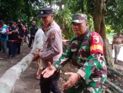 Sinergi, Polisi Bersama TNI dan Warga Bersihkan Sisa Material Banjir di Probolinggo