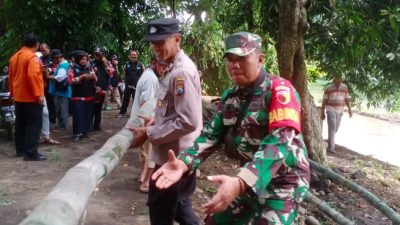 Sinergi, Polisi Bersama TNI dan Warga Bersihkan Sisa Material Banjir di Probolinggo