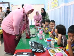 Cerianya Anak TK Kemala Bhayangkari 84 Kota Mojokerto Dapatkan Makan Bergizi dari Ketua Bhayangkari Jatim