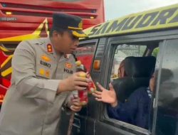 Pantau Arus Balik Lebaran di Mengkreng, Kapolres Kediri Berbagi Minuman Untuk Pengguna Jalan
