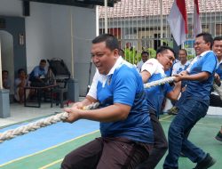 Kalapas Mojokerto dan Jajaran Antusias Ikuti Lomba Tarik Tambang dalam Rangka Porseni Hari Bhakti Pemasyarakatan ke-61