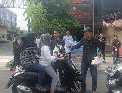 PWI Mojokerto Raya Gelar Jumat Berkah Perdana, Bagikan Ratusan Nasi Bungkus untuk Warga Kurang Mampu dan Pengguna Jalan