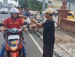 PWI Mojokerto Raya Bagikan 100 Nasi Bungkus dalam Aksi Jumat Berkah