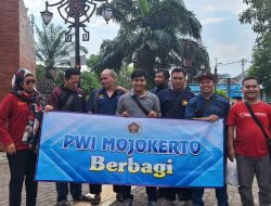 Jumat Berkah PWI Mojokerto Raya ke-5: 100 Nasi Bungkus Ludes dalam 20 Menit di Alun-Alun Wira Raja