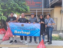 100 Nasi Bungkus Ludes, Warga Antusias Sambut Jumat Berkah PWI Mojokerto Raya