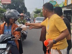 Jumat Berkah PWI Mojokerto: 150 Nasi Kotak Dibagikan, Gandeng Sekretaris Dewan Jatim