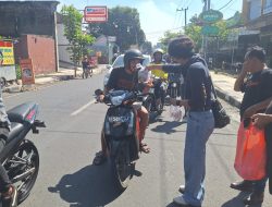 PWI Mojokerto Raya Gelar Jumat Berbagi ke-10, 100 Nasi Bungkus Dibagikan