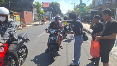 PWI Mojokerto Raya Gelar Jumat Berbagi ke-10, 100 Nasi Bungkus Dibagikan