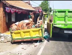 Truk Bermuatan Genteng Hantam Pagar Rumah Warga di Trowulan, Diduga Akibat As Roda Lepas