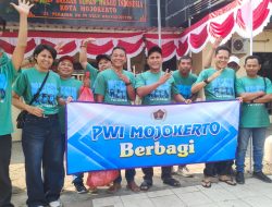 PWI Mojokerto Raya Konsisten Gelar Aksi Sosial “Jumat Berkah”, Bagikan 100 Nasi Kotak kepada Warga