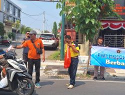 Wartawan Mojokerto Tebar Kebaikan, PWI Bagikan Ratusan Nasi Bungkus di Jumat Berkah