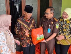 Kejari Mojokerto dan IAD Salurkan Bantuan Sembako dan Alat Tulis di Momen HARLAH Kejaksaan ke-80