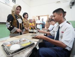 Wali Kota Mojokerto Tinjau Langsung Pelaksanaan Program Makan Bergizi Gratis di Sekolah