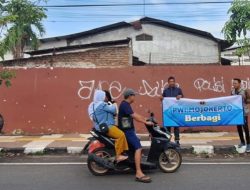 PWI Mojokerto Raya Salurkan Jumat Berkah, Bagikan 100 Nasi Bungkus untuk Pengguna Jalan, Bantuan dari Onwer Go News
