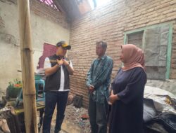 Bupati Mojokerto Serahkan Bantuan bagi Warga Puloniti Terdampak Puting Beliung