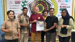 Sowan ke PWI Mojokerto, Rizky Raditya Pamit Tugas ke Kejari Nganjuk Terima Kenang-kenangan Karikatur dari Ketua PWI Mojokerto