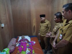 Respons Cepat Aduan Warganet, Gus Bupati Kunjungi Lansia Lumpuh di Tanjungkenongo