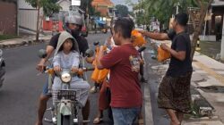 Hujan Tak Halangi Aksi Berbagi, PWI Mojokerto Raya Tuntas Bagikan 100 Takjil dalam Sekejap