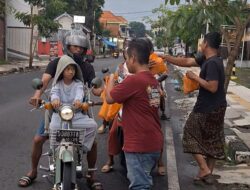 Hujan Tak Halangi Aksi Berbagi, PWI Mojokerto Raya Tuntas Bagikan 100 Takjil dalam Sekejap