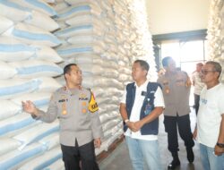 Kapolres Mojokerto Tinjau Stok Beras di Gudang Bulog, Pastikan Ketersediaan Aman