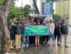 Diguyur Hujan, KSH Bagikan 2.026 Paket Takjil dari Warga RW15 Medokan Ayu Surabaya  Habis Dalam Hitungan Menit