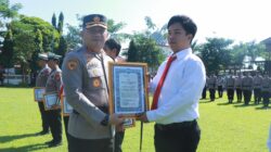 Kapolres Jombang Beri Penghargaan Enam Anggota Berprestasi