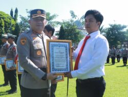 Kapolres Jombang Beri Penghargaan Enam Anggota Berprestasi