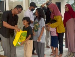 Puluhan Anak Yatim Piatu di RW 15 Medokan Ayu Surabaya Terima Santunan dari Warga