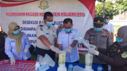 Kejari Kabupaten Mojokerto Musnahkan Barang Bukti, Ratusan Uang Palsu hingga Ribuan Pil Double L Dimusnahkan