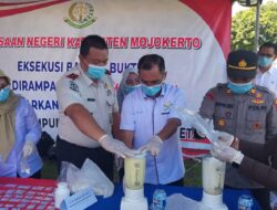 Kejari Kabupaten Mojokerto Musnahkan Barang Bukti, Ratusan Uang Palsu hingga Ribuan Pil Double L Dimusnahkan