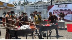 Kejari Kota Mojokerto Musnahkan Ratusan Barang Bukti dari 63 Perkara Inkracht