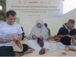 Difabel Bojonegoro Pasok Ratusan Komponen Tas Rajut, Siap Penuhi Permintaan Pasar Ekspor