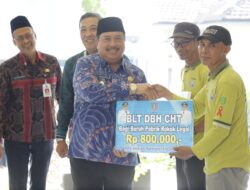 Dukung Kesejahteraan Masyarakat Jombang, Bupati Warsubi Salurkan BLT DBHCHT 2026 Bagi 11.720 Buruh Tani hingga Buruh Pabrik Rokok