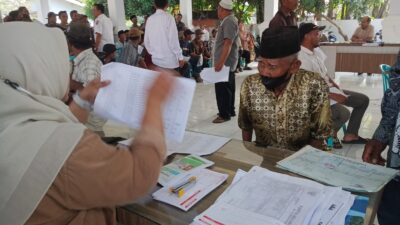 Penyaluran Bantuan Langsung Tunai Dana Bagi Hasil Cukai Hasil Tembakau Di Kecamatan Bareng, Total 316 Penerima Manfaat
