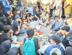 Bakar Ban dan Almamater Warnai Aksi Mahasiswa UINSA, Desak Rektor Definitif dan Tolak Penunjukan Plt